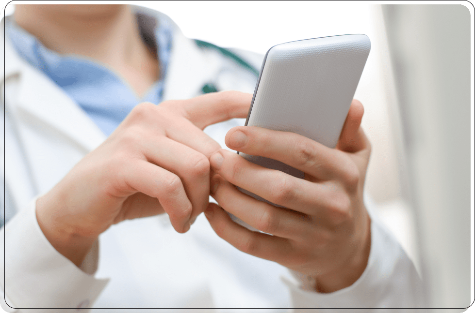 Infirmier sur son smartphone qui valide les soins planifiés